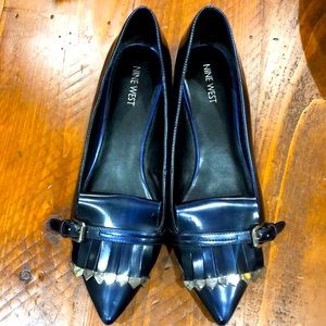 NINE WEST “LIKE NEW” NAVY PATENT CLASSIC FLAT. SHINY SILVER DETAILING.
